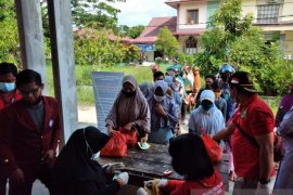 Disperindag Kota Singkawang jual 5.500 paket sembako pasar murah Idul Fitri