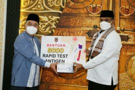 Pj Gubernur Kalsel  bagikan rapid test kendalikan penularan COVID-19