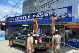 Menunggak pajak puluhan juta rupiah, reklame Vivo ditertibkan di Pasbar