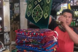 Nagari Pasia Laweh Agam bagikan 1.000 sajadah ke warga