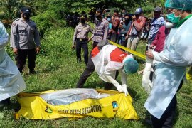 Hanya ada sepasang sandal jepit, mayat lelaki membusuk tanpa identitas