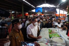 Barang-barang ini tersedia di Bazar Pasar Murah TP.PKK Bukittinggi yang digelar untuk bantu warga jelang Lebaran