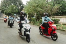 Ridwan Kamil  intip produksi motor listrik