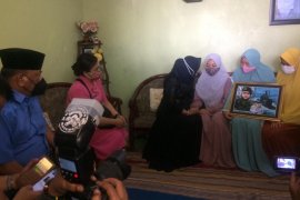 Anggota DPR RI berikan semangat keluarga ABK KRI Nanggala di Sidoarjo