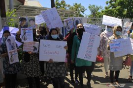 Pengungsi asal Afganistan demonstrasi di kantor IOM Kupang