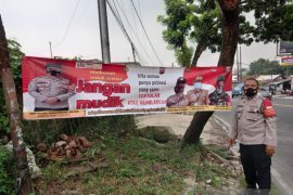 Polisi di Kabupaten Tangerang mulai pasang spanduk larangan mudik Lebaran