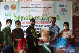 FKIP Unismuh dan Pemuda Muhammadiyah berbagi sembako kepada petugas kebersihan