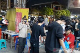 Video-Patroli besar Polsek Banjarmasin Utara terapkan larangan Sahur On The Road