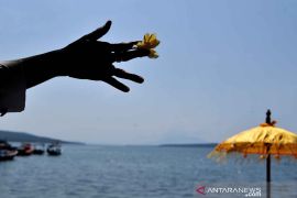 Pemprov Bali lakukan tabur bunga hormati 53 prajurit KRI Nanggala-402