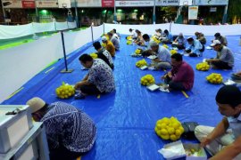 Komunitas Lintas Agama FBM berbagi nasi kotak di Masjid Cheng Ho Surabaya