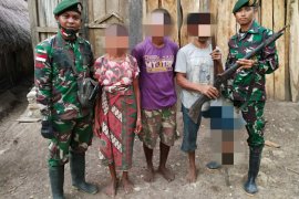Warga serahkan senjata api rakitan