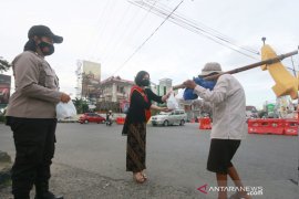Polwan Gorontalo bagikan takjil dengan mengenakan kebaya