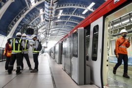 Presiden Jokowi berharap kereta LRT buatan RI bisa diekspor