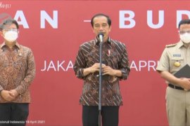 Presiden tinjau vaksinasi seniman dan budayawan di Jakarta​​​​​​​