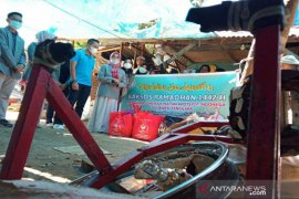 IAI Sultra bagikan sembako kepada warga kurang mampu di Kendari