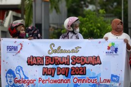 FSPMI Gorontalo peringati "May Day" dengan bagikan masker