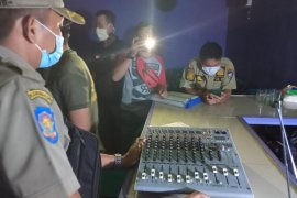 Satpol PP Padang razia tempat karaoke beroperasi saat Ramadhan