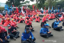 Buruh Jabar pastikan telah tes antigen sebelum demo di Gedung Sate