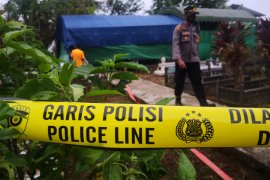 Makam cucu mantan Bupati Tapin dibongkar polisi autopsi mayat