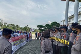 Buruh Mukomuko peringati hari buruh dengan aksi damai