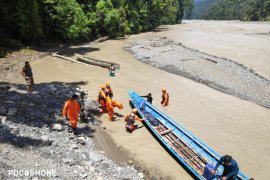 SAR Manokwari evakuasi mayat pria tanpa identitas