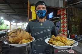 Menikmati Katupek gulai tunjang saat Ramadhan khas Pariaman