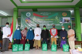 Yayasan Al Iman ANTARA bagikan 1.300 paket lebaran bagi warga tak mampu
