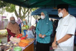Ingin bahan kebutuhan dengan harga terjangkau, buruan ke Bazar dan Pasar Murah Bukittinggi (video)