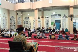 Memaknai Hari Pendidikan Nasional, Masjid Darul Huda Perumdan Punggai beri santunan dan buka puasa bersama anak yatim