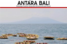 GUBERNUR BALI DAN MASYARAKAT TABUR BUNGA BAGI KRU KRI NANGGALA