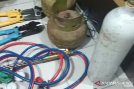 Pembobol minimarket beraksi dengan membawa alat las untuk bongkar gembok