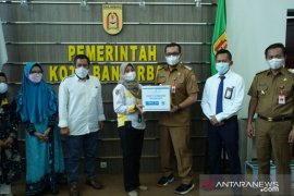 Pensiunan ASN dan wartawan terima paket sembako Bank Kalsel