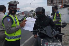 Polisi gelar tes cepat COVID-19 dan putar balikkan pemudik lintasi Cirebon