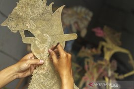 Kerajinan wayang kulit di Karawang