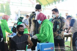 Pj Gubernur Kalsel tinjau vaksinasi massal di Balangan