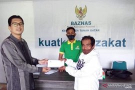 Baznas Tanah Datar bantu warga pengidap kanker tulang yang terkendala biaya pengobatan