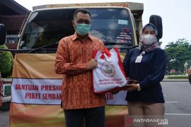 Presiden menyalurkan 10.000 paket sembako untuk warga NTB