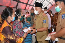 Wali Kota Sibolga serahkan bantuan Baznas untuk korban kebakaran