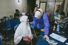 Warga lansia Kota Mataram antusias divaksin COVID-19 saat pelayanan malam