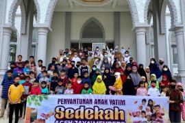 Anak yatim Aceh Jaya  terima bantuan dana dari komunitas "Meuripe"
