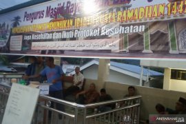 Tiap hari, warga dan pedagang antar ratusan pabukoan ke Masjid Raya Lubukbasung untuk jamaah dan pengedara