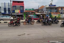 Pemudik bersepeda motor mulai terlihat di Jalan Raya Bandung-Garut
