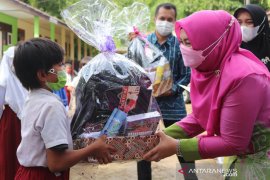 52 siswa terima di Kecamatan Loksado terima bantuan GNOTA