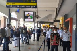 Jelang larangan mudik, Wawali Surabaya pantau kesiapan stasiun KA Gubeng dan Terminal Purabaya