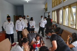 Sekda Banyuwangi pantau kondisi kesehatan pekerja migran di tempat karantina