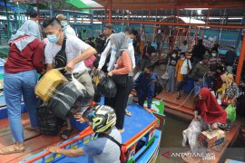 Mudik jalur sungai di Dermaga 16 Ilir Palembang Page 3 Small