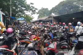 Sehari jelang larangan mudik, penumpang Feri Torobulu-Tampo membludak