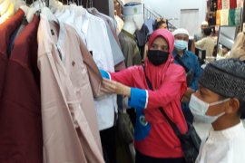 Nasyi'atul Aisyiyah Kalbar - YBM PLN ajak 100 anak belanja pakaian Muslim