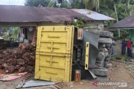 Truck angkut sawit terbalik dan hantam rumah di Abdya
