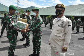 Danrem 023/KS bagikan bingkisan lebaran kepada prajurit dan PNS